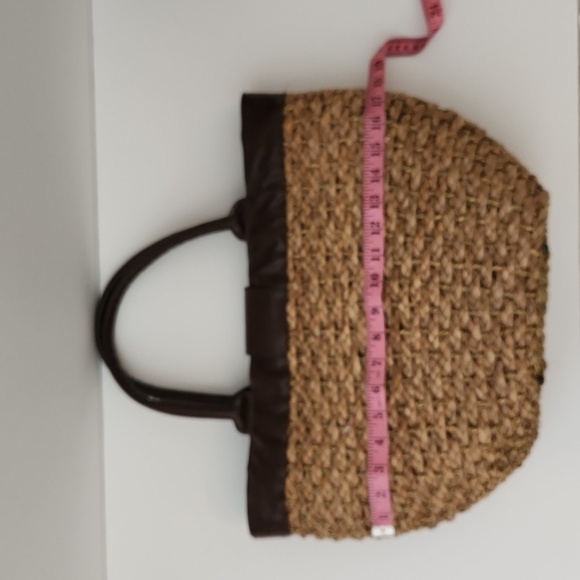 Big Brown Straw Bag With Animal Print Lining And Front Hardware Closure - Picture 6 of 15